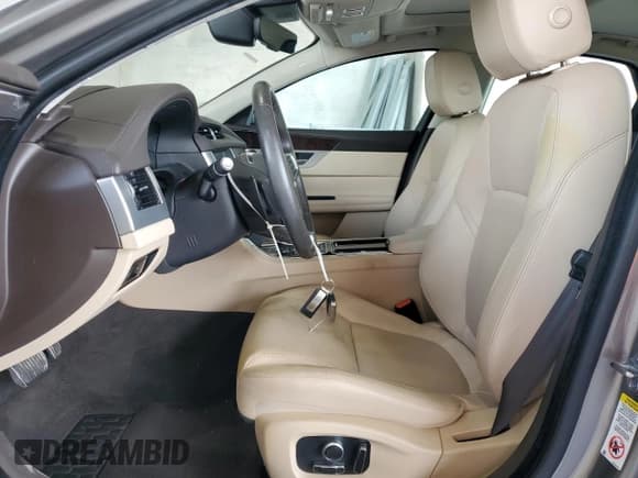 ✅ 2020 Jaguar XF 30t Prestige • VIN: SAJBK4GXXLCY83820 • Lot: 81065415. Wystawiony na Copart z przebiegiem 17 558 mil. Bezpłatny archiwum sprzedaży aukcyjnych z USA i szczegółowy raport historii pojazdu na DreamBid. Zdjęcie 7.