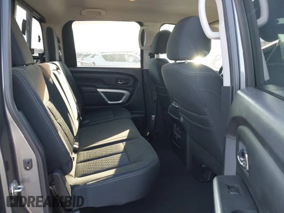 ✅ 2018 Nissan Titan Platinum Reserve • VIN: 1N6AA1E60JN506983 • Lot: 43343124. Wystawiony na IAAI z przebiegiem 118 173 mil. Bezpłatny archiwum sprzedaży aukcyjnych z USA i szczegółowy raport historii pojazdu na DreamBid. Zdjęcie 8.