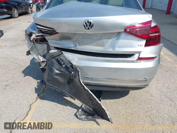 ✅ 2017 Volkswagen Passat S • VIN: 1VWAT7A31HC041967 • Lot: 43110618. Wystawiony na IAAI z przebiegiem 105 953 mil. Bezpłatny archiwum sprzedaży aukcyjnych z USA i szczegółowy raport historii pojazdu na DreamBid. Zdjęcie 6.