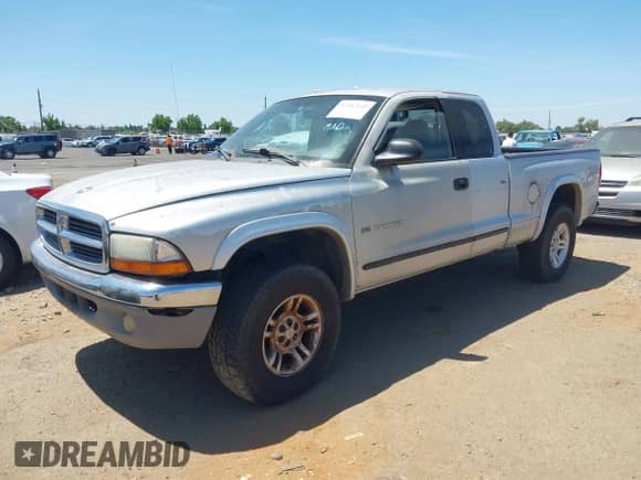 2002 Dodge Dakota SLT with VIN 1B7GG42N32S634050, listed as a IAAI auction lot 42582142 with Not provided miles and . Bid and sale history available at DreamBid. Image 2.