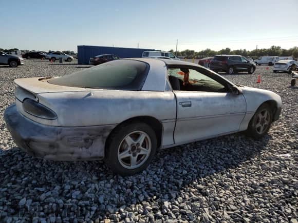 1999 Chevrolet Camaro z VIN 2G1FP22K4X2119705, wystawiony jako Copart lot #61094235 z przebiegiem Nie podano mil oraz Czysty tytuł • Clean title. Historia ofert i sprzedaży dostępna na DreamBid. Obrazek 3.