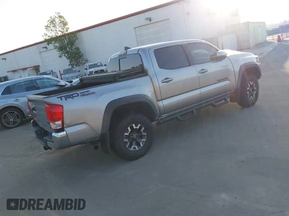 ✅ 2017 Toyota Tacoma SR5 • VIN: 3TMAZ5CN3HM026356 • Lot: 43379818. Wystawiony na IAAI z przebiegiem 112 031 mil. Bezpłatny archiwum sprzedaży aukcyjnych z USA i szczegółowy raport historii pojazdu na DreamBid. Zdjęcie 4.