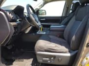 ✅ 2017 Toyota Tundra SR5 • VIN: 5TFEY5F12HX228807 • Lot: 58017625. Wystawiony na Copart z przebiegiem 111 789 mil. Bezpłatny archiwum sprzedaży aukcyjnych z USA i szczegółowy raport historii pojazdu na DreamBid. Zdjęcie 7.