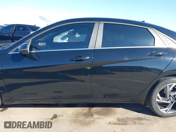 ✅ 2024 Hyundai Elantra Limited • VIN: KMHLP4DG8RU822425 • Lot: 43631648. Wystawiony na IAAI z przebiegiem 11 428 mil. Bezpłatny archiwum sprzedaży aukcyjnych z USA i szczegółowy raport historii pojazdu na DreamBid. Zdjęcie 14.