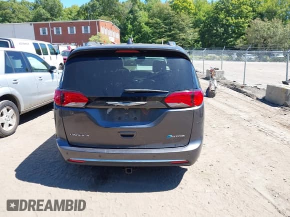 ✅ 2020 Chrysler Pacifica Hybrid Limited • VIN: 2C4RC1N71LR233891 • Lot: 43057681. Wystawiony na IAAI z przebiegiem 60 304 mil. Bezpłatny archiwum sprzedaży aukcyjnych z USA i szczegółowy raport historii pojazdu na DreamBid. Zdjęcie 17.