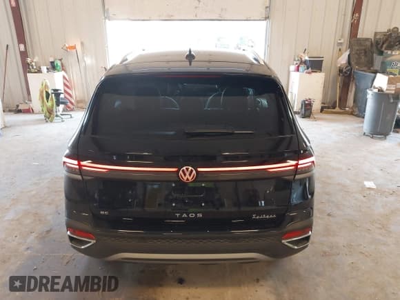 ✅ 2025 Volkswagen Taos SE • VIN: 3VVSC7B24SM009681 • Lot: 42821805. Listed on IAAI with 4,463 mi. Free auction sales archive from the USA and detailed vehicle history report at DreamBid. Image 16.