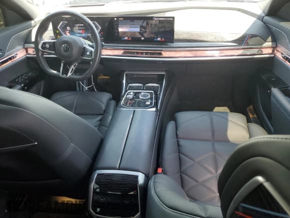 ✅ 2023 BMW 7 Series 740i • VIN: WBA23EH05PCM61539 • Lot: 58013225. Wystawiony na Copart z przebiegiem 16 242 mil. Bezpłatny archiwum sprzedaży aukcyjnych z USA i szczegółowy raport historii pojazdu na DreamBid. Zdjęcie 8.