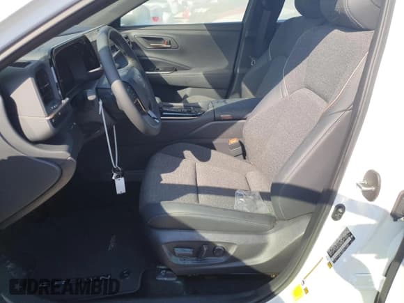 ✅ 2024 Toyota Crown XLE • VIN: JTDAAAAF0R3029584 • Лот: 74718964. Опубликован ранее на Copart с пробегом Не указан. Бесплатный доступ к архиву аукционных продаж из США и подробный отчёт об истории автомобиля на DreamBid. Изображение 7.