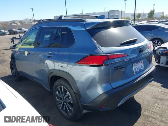 ✅ 2022 Toyota Corolla Cross XLE • VIN: 7MUDAABG2NV026091 • Lot: 43565474. Listed on IAAI with 33,524 mi. Free auction sales archive from the USA and detailed vehicle history report at DreamBid. Image 3.