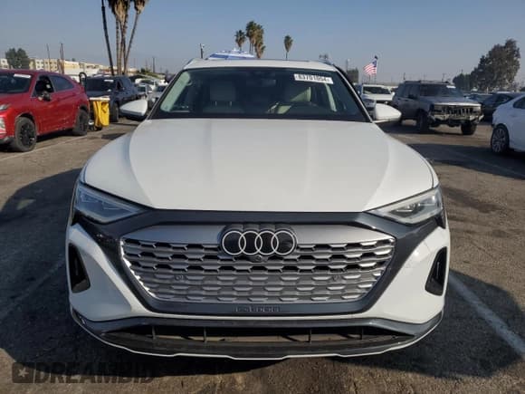 ✅ 2024 Audi Q8 e-tron Premium Plus • VIN: WA15AAGE3RB008907 • Lot: 83701054. Wystawiony na Copart z przebiegiem 8 760 mil. Bezpłatny archiwum sprzedaży aukcyjnych z USA i szczegółowy raport historii pojazdu na DreamBid. Zdjęcie 5.