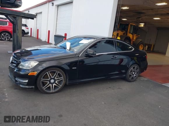 ✅ 2014 Mercedes-Benz C 250 • VIN: WDDGJ4HB3EG300841 • Lot: 41765449. Wystawiony na IAAI z przebiegiem 152 263 mil. Bezpłatny archiwum sprzedaży aukcyjnych z USA i szczegółowy raport historii pojazdu na DreamBid. Zdjęcie 14.