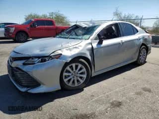 2020 Toyota Camry LE z VIN 4T1C11AK9LU979252, wystawiony jako Copart lot #82116635 z przebiegiem 69 969 mil mil oraz Szkoda całkowita • Salvage title. Historia ofert i sprzedaży dostępna na DreamBid. Obrazek 1.