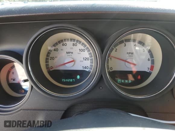 ✅ 2010 Dodge Challenger SE • VIN: 2B3CJ4DV4AH306575 • Lot: 46276145. Wystawiony na Copart z przebiegiem 154 287 mil. Bezpłatny archiwum sprzedaży aukcyjnych z USA i szczegółowy raport historii pojazdu na DreamBid. Zdjęcie 9.