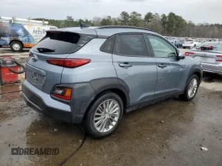 ✅ 2018 Hyundai Kona SEL • VIN: KM8K22AA3JU162426 • Лот: 36882554. Опубликован ранее на Copart с пробегом 43 080 миль. Бесплатный доступ к архиву аукционных продаж из США и подробный отчёт об истории автомобиля на DreamBid. Изображение 3.
