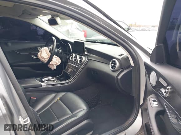 ✅ 2016 Mercedes-Benz C 300 • VIN: 55SWF4KB7GU150938 • Lot: 43556715. Wystawiony na IAAI z przebiegiem 97 536 mil. Bezpłatny archiwum sprzedaży aukcyjnych z USA i szczegółowy raport historii pojazdu na DreamBid. Zdjęcie 5.