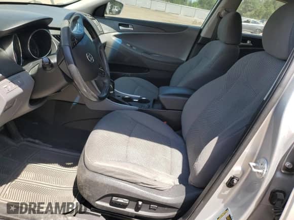 2013 Hyundai Sonata GLS z VIN 5NPEB4AC5DH725716, wystawiony jako Copart lot #61455695 z przebiegiem Nie podano mil oraz Szkoda całkowita • Salvage title. Historia ofert i sprzedaży dostępna na DreamBid. Obrazek 7.