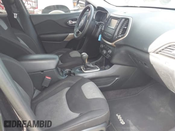 ✅ 2018 Jeep Cherokee Latitude • VIN: 1C4PJLCB4JD595102 • Lot: 43359901. Wystawiony na IAAI z przebiegiem Nie podano. Bezpłatny archiwum sprzedaży aukcyjnych z USA i szczegółowy raport historii pojazdu na DreamBid. Zdjęcie 5.