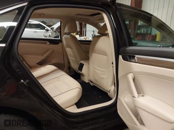 ✅ 2017 Volkswagen Passat SE • VIN: 1VWBT7A33HC033065 • Lot: 43846183. Listed on IAAI with 118,655 mi. Free auction sales archive from the USA and detailed vehicle history report at DreamBid. Image 8.