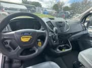 ✅ 2018 Ford Transit • VIN: 1FDYR5ZM6JKA80594 • Lot: 46126835. Wystawiony na Copart z przebiegiem 102 620 mil. Bezpłatny archiwum sprzedaży aukcyjnych z USA i szczegółowy raport historii pojazdu na DreamBid. Zdjęcie 9.