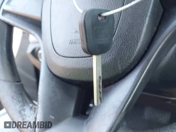 2013 Chevrolet Cruze LS z VIN 1G1PA5SH5D7145164, wystawiony jako IAAI lot #43294377 z przebiegiem 191 872 mil mil oraz . Historia ofert i sprzedaży dostępna na DreamBid. Obrazek 11.