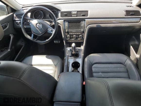 ✅ 2018 Volkswagen Passat SEL Premium • VIN: 1VWCA7A33JC014080 • Lot: 71461685. Wystawiony na Copart z przebiegiem 153 984 mil. Bezpłatny archiwum sprzedaży aukcyjnych z USA i szczegółowy raport historii pojazdu na DreamBid. Zdjęcie 8.