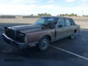 ✅ 1987 Lincoln Town Car • VIN: 1LNBM82F1HY670517 • Lot: 43662805. Wystawiony na IAAI z przebiegiem 26 499 mil. Bezpłatny archiwum sprzedaży aukcyjnych z USA i szczegółowy raport historii pojazdu na DreamBid. Zdjęcie 2.