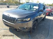 ✅ 2020 Jeep Cherokee Latitude Plus • VIN: 1C4PJMLB7LD537879 • Lot: 43376889. Wystawiony na IAAI z przebiegiem 44 051 mil. Bezpłatny archiwum sprzedaży aukcyjnych z USA i szczegółowy raport historii pojazdu na DreamBid. Zdjęcie 2.