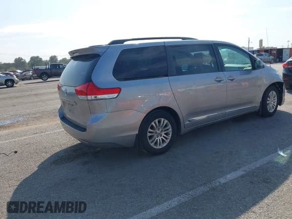 ✅ 2013 Toyota Sienna XLE • VIN: 5TDYK3DC3DS387598 • Lot: 43458952. Wystawiony na IAAI z przebiegiem 324 889 mil. Bezpłatny archiwum sprzedaży aukcyjnych z USA i szczegółowy raport historii pojazdu na DreamBid. Zdjęcie 4.
