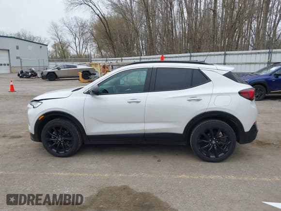 ✅ 2024 Buick Encore GX Sport Touring • VIN: KL4AMESL6RB011206 • Lot: 42092669. Wystawiony na IAAI z przebiegiem 18 282 mil. Bezpłatny archiwum sprzedaży aukcyjnych z USA i szczegółowy raport historii pojazdu na DreamBid. Zdjęcie 15.