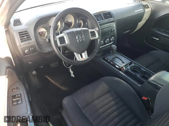 ✅ 2014 Dodge Challenger SXT • VIN: 2C3CDYAGXEH289603 • Lot: 71838614. Wystawiony na Copart z przebiegiem 222 379 mil. Bezpłatny archiwum sprzedaży aukcyjnych z USA i szczegółowy raport historii pojazdu na DreamBid. Zdjęcie 8.