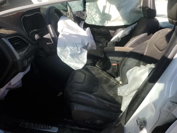 ✅ 2019 Jeep Cherokee Limited • VIN: 1C4PJMDN6KD148755 • Lot: 91837685. Listed on Copart with 60,869 mi. Free auction sales archive from the USA and detailed vehicle history report at DreamBid. Image 7.