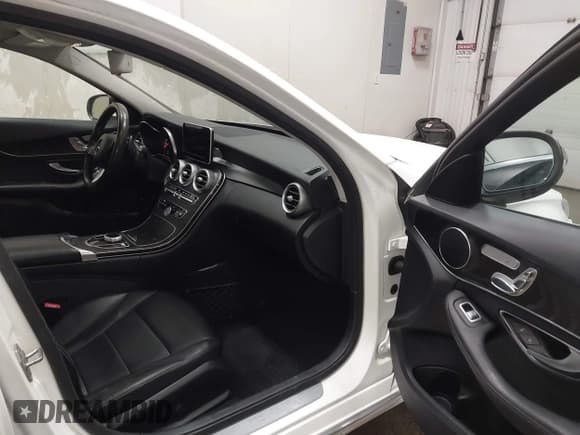 ✅ 2017 Mercedes-Benz C 300 • VIN: 55SWF4KB8HU180340 • Lot: 41613092. Wystawiony na IAAI z przebiegiem 82 818 mil. Bezpłatny archiwum sprzedaży aukcyjnych z USA i szczegółowy raport historii pojazdu na DreamBid. Zdjęcie 5.