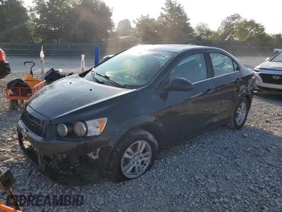 2015 Chevrolet Sonic LT z VIN 1G1JC5SH8F4214210, wystawiony jako Copart lot #68633674 z przebiegiem 124 305 mil mil oraz Szkoda całkowita • Salvage title. Historia ofert i sprzedaży dostępna na DreamBid. Obrazek 1.