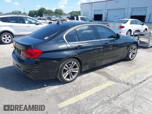 ✅ 2017 BMW 3 Series 330e • VIN: WBA8E1C31HA156664 • Lot: 43225328. Wystawiony na IAAI z przebiegiem 115 325 mil. Bezpłatny archiwum sprzedaży aukcyjnych z USA i szczegółowy raport historii pojazdu na DreamBid. Zdjęcie 4.