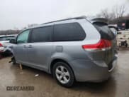 ✅ 2013 Toyota Sienna LE • VIN: 5TDKK3DC8DS291357 • Lot: 93316515. Wystawiony na Copart z przebiegiem 136 904 mil. Bezpłatny archiwum sprzedaży aukcyjnych z USA i szczegółowy raport historii pojazdu na DreamBid. Zdjęcie 2.