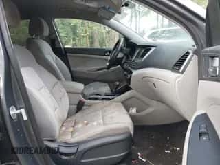 2018 Hyundai Tucson SEL z VIN KM8J33A42JU733994, wystawiony jako IAAI lot #42985978 z przebiegiem 164 545 mil mil oraz . Historia ofert i sprzedaży dostępna na DreamBid. Obrazek 5.