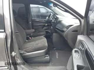 2017 Dodge Grand Caravan SE Plus z VIN 2C4RDGBG4HR550141, wystawiony jako IAAI lot #43381432 z przebiegiem 227 629 mil mil oraz . Historia ofert i sprzedaży dostępna na DreamBid. Obrazek 5.