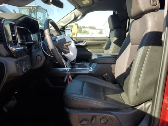 ✅ 2025 Chevrolet Silverado 1500 LTZ • VIN: 1GCUKGED6SZ105382 • Lot: 69516245. Wystawiony na Copart z przebiegiem 14 929 mil. Bezpłatny archiwum sprzedaży aukcyjnych z USA i szczegółowy raport historii pojazdu na DreamBid. Zdjęcie 7.