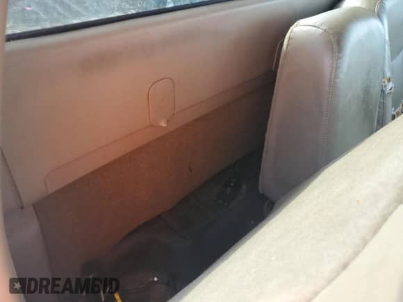 2004 Chevrolet Silverado 1500 LS z VIN 1GCEC14V04Z232513, wystawiony jako Copart lot #82531194 z przebiegiem Nie podano mil oraz Czysty tytuł • Clean title. Historia ofert i sprzedaży dostępna na DreamBid. Obrazek 10.