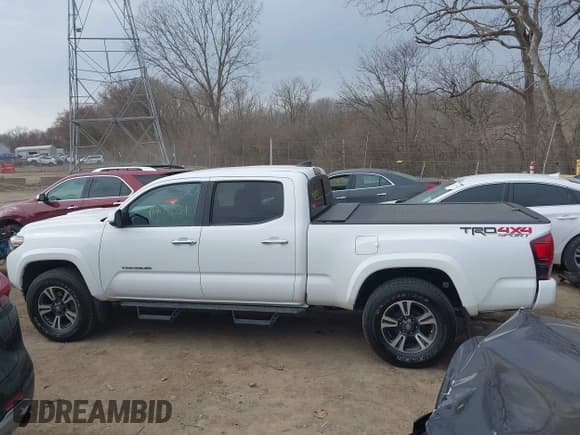✅ 2018 Toyota Tacoma SR5 • VIN: 3TMDZ5BN9JM051105 • Lot: 41708034. Wystawiony na IAAI z przebiegiem 98 000 mil. Bezpłatny archiwum sprzedaży aukcyjnych z USA i szczegółowy raport historii pojazdu na DreamBid. Zdjęcie 14.