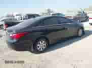 2013 Hyundai Sonata GLS z VIN 5NPEB4AC2DH727889, wystawiony jako IAAI lot #43262203 z przebiegiem 151 028 mil mil oraz . Historia ofert i sprzedaży dostępna na DreamBid. Obrazek 4.