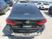 2018 Hyundai Elantra Value Edition z VIN KMHD84LF1JU475602, wystawiony jako IAAI lot #43169110 z przebiegiem 124 443 mil mil oraz . Historia ofert i sprzedaży dostępna na DreamBid. Obrazek 16.