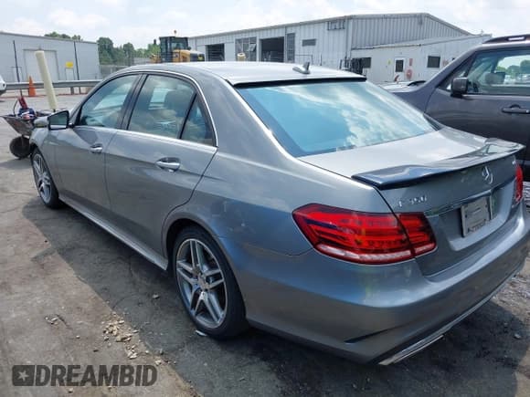 ✅ 2015 Mercedes-Benz E 350 Luxury • VIN: WDDHF8JB2FB157984 • Lot: 42491313. Wystawiony na IAAI z przebiegiem 125 348 mil. Bezpłatny archiwum sprzedaży aukcyjnych z USA i szczegółowy raport historii pojazdu na DreamBid. Zdjęcie 3.