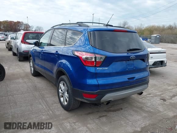 ✅ 2017 Ford Escape SE • VIN: 1FMCU9GD7HUB76526 • Lot: 43678296. Wystawiony na IAAI z przebiegiem 99 099 mil. Bezpłatny archiwum sprzedaży aukcyjnych z USA i szczegółowy raport historii pojazdu na DreamBid. Zdjęcie 3.