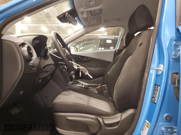 ✅ 2020 Hyundai Kona SE • VIN: KM8K12AA0LU580528 • Lot: 76456423. Wystawiony na Copart z przebiegiem 23 994 mil. Bezpłatny archiwum sprzedaży aukcyjnych z USA i szczegółowy raport historii pojazdu na DreamBid. Zdjęcie 7.