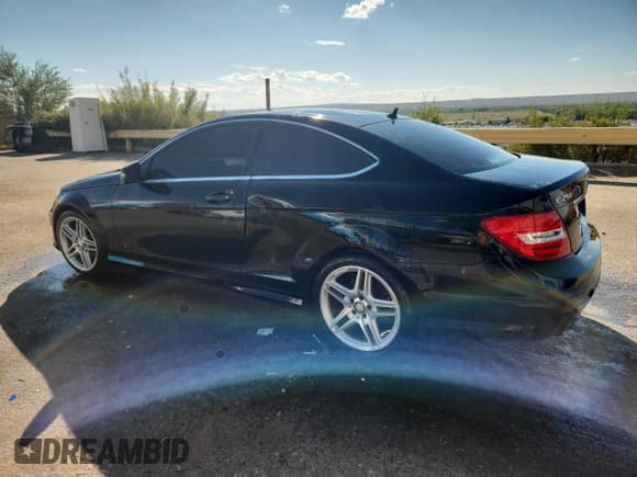 ✅ 2014 Mercedes-Benz C 250 • VIN: WDDGJ4HB0EG263361 • Lot: 81224005. Wystawiony na Copart z przebiegiem 105 621 mil. Bezpłatny archiwum sprzedaży aukcyjnych z USA i szczegółowy raport historii pojazdu na DreamBid. Zdjęcie 2.