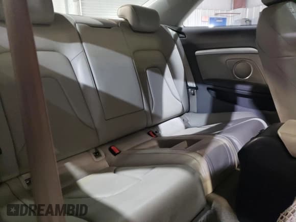 ✅ 2010 Audi A5 Premium Plus • VIN: WAURFAFRXAA028950 • Lot: 41447175. Wystawiony na Copart z przebiegiem 57 901 mil. Bezpłatny archiwum sprzedaży aukcyjnych z USA i szczegółowy raport historii pojazdu na DreamBid. Zdjęcie 10.