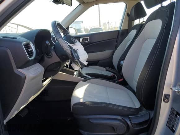 ✅ 2022 Hyundai Venue SEL • VIN: KMHRC8A37NU166422 • Лот: 83429794. Размещён на Copart с пробегом 28 445 миль миль. Получите бесплатный доступ к архиву аукционных продаж из США и посмотрите подробный отчёт об истории автомобиля на DreamBid. Изображение 7.