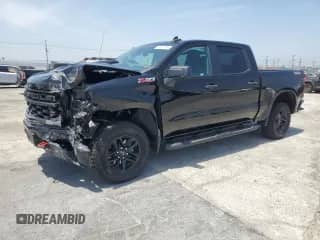 2024 Chevrolet Silverado 1500 Custom Trail Boss z VIN 3GCPDCEKXRG220933, wystawiony jako Copart lot #60823785 z przebiegiem 20 577 mil mil oraz Szkoda całkowita • Salvage title. Historia ofert i sprzedaży dostępna na DreamBid. Obrazek 1.