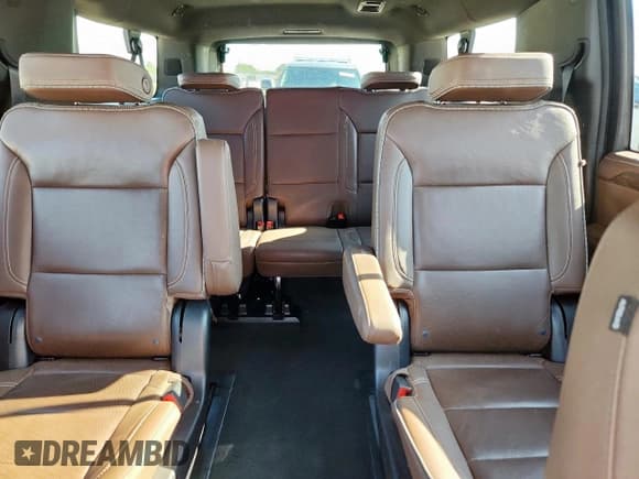 ✅ 2023 Chevrolet Suburban High Country • VIN: 1GNSKGKLXPR283782 • Lot: 71416185. Wystawiony na Copart z przebiegiem 119 374 mil. Bezpłatny archiwum sprzedaży aukcyjnych z USA i szczegółowy raport historii pojazdu na DreamBid. Zdjęcie 10.